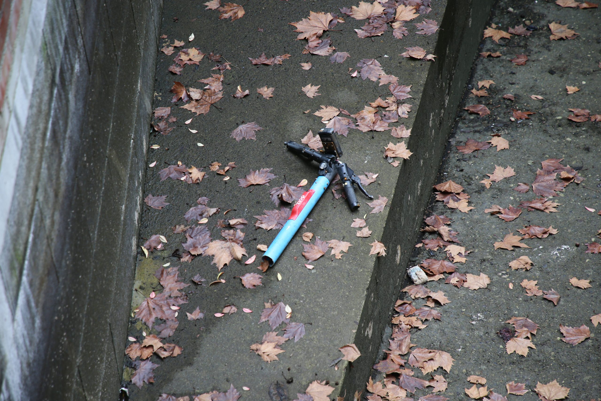 Un pezzo di monopattino abbandonato a Monza