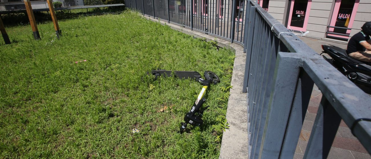 Un monopattino abbandonato a Monza