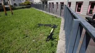 Un monopattino abbandonato a Monza
