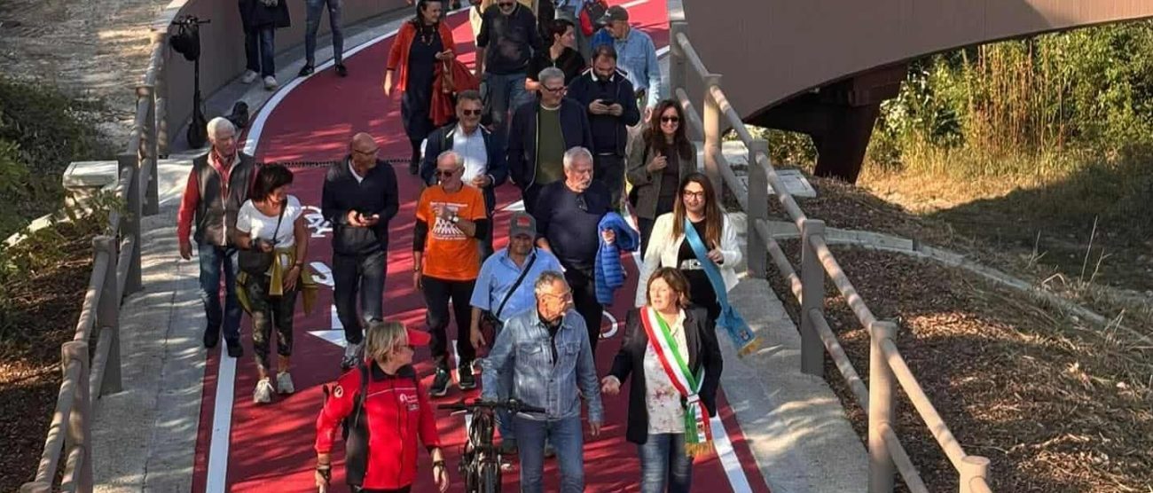 L'apertura della passerella sulla Milano-Asso
