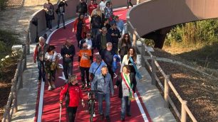 L'apertura della passerella sulla Milano-Asso