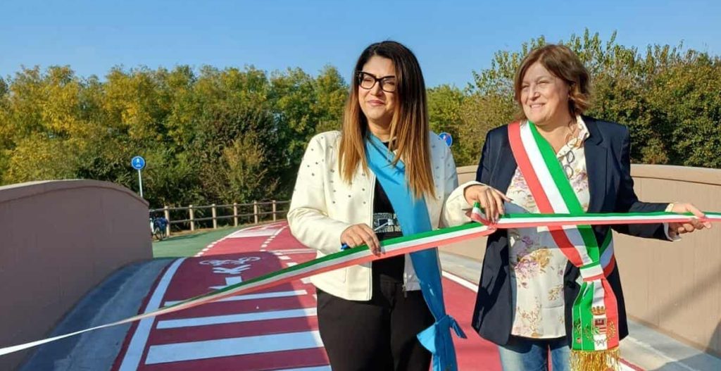 L'apertura della passerella sulla Milano-Asso