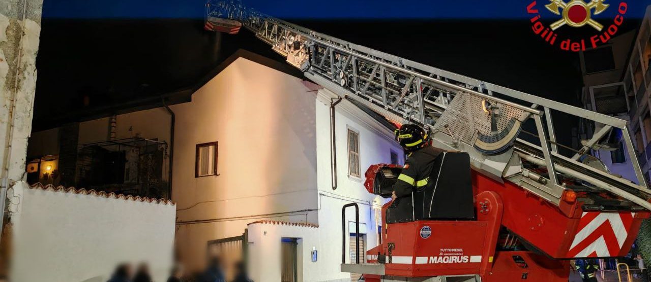 I vigili del fuoco in via Dante a Monza