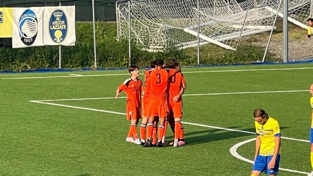 Calcio Eccellenza Ardor-Lazzate-Rhodense 1 - 2 esultano i calciatori in maglia arancione