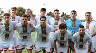 Speranza Agrate ed Universal Solaro avanti, Casati Arcore e Base 96 Seveso eliminate. Sono questi i responsi dei sedicesimi di finale della Coppa Italia di Promozione, disputati mercoledì 22 ottobre in gara secca. La Speranza Agrate, già capolista del girone D del campionato, ha eliminato la Casati Arcore, in un momento certamente non positivo, imponendosi 2-0 sul campo di casa. Le reti decisive sono state realizzate da Andrea Borghi ed Andrea Calzighetti. L’Universal Solaro ha invece piegato 2-1, a sua volta tra le mura amiche, i sevesini. Risolutiva è stata la doppietta di Davide Tartaglione, che ha vanificato l’acuto a tempo scaduto nella ripresa di Davide Marinoni.