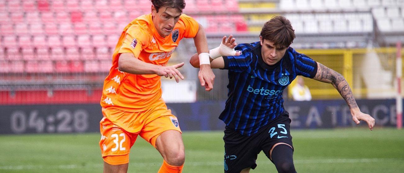 Calcio Renate Ghezzi Andrea n.32 affrontato da un calciatore dell'Inter U23