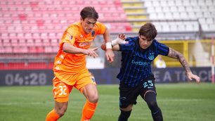 Calcio Renate Ghezzi Andrea n.32 affrontato da un calciatore dell'Inter U23