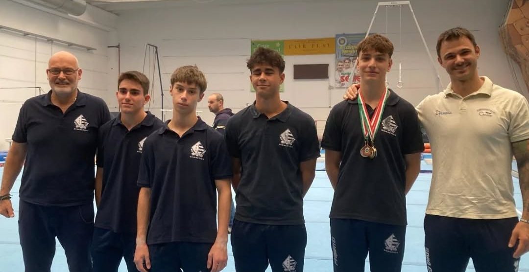 Belle prestazioni dei ginnasti brianzoli a Mortara dove si è tenuta la seconda prova del campionato regionale individuale Gold, categoria junior e senior di artistica. Gli atleti che hanno gareggiato nel concorso all-around hanno messo a reperto punteggi importanti e, tenuto conto dei risultati ottenuti nella prima prova ma soprattutto in base alle nuove regolamentazioni, sono stati ammessi alla fase nazionale. Nei promossi della categoria senior ci sono Riccardo Villa e Diego Vazzola (entrambi Pro Carate) nel cui palmares spiccano risultati prestigiosi in concorsi internazionali; inoltre Samuele Somaschini, Lorenzo Lazzari, Nicolò Alfieri tutti nella categoria Junior 2 e tesserati alla Sampietrina Seveso; nella Junior 1 ci sono altresì due ginnasti della Casati Arcore allenati da Valentina Boi e Marco Morandi. Sono Federico Trionfo Fineo classificatosi al quarto posto davanti al compagno di squadra Gabriele Penati. “Nonostante qualche errore nelle esecuzioni, con una caduta di Federico al corpo libero e di Gabriele al cavallo – spiega Valentina Boi - entrambi hanno mostrato grande talento e margini di miglioramento molto promettenti”. Anche sui singoli attrezzi i ginnasti brianzoli hanno confermato di possedere indubbie doti tecniche staccando il pass per la fase nazionale. Quattro sono quelli tesserati alla Casati Arcore: Isacco Miotti (Junior 2) nelle specialità corpo libero, volteggio parallele; quindi i senior Paolo Mollichelli (c.libero, anelli, sbarra), Daniele Perego (c.libero,cavallo, anelli), Alessio Villa (cavallo). Quattro sono della Pro Carate: Davide Scalvini (Junior 1) corpo libero, cavallo, volteggio, parallele; quindi i senior Simone Ratti, Matteo Fortuna e Marco Villa tutti al cavallo. Tre alla Sampietrina: Ludovico Frigerio (Junior 1) cavallo, anelli, sbarra, a seguire i senior Giacomo Arena (cavallo anelli), Tommaso Bulla (anelli, parallele, sbarra). L’elenco si completa con quattro ginnasti Junior 2^ Fascia della Pro Lissone: Alberto Nobili (c.libero, anelli, volteggio, parallele, sbarra), Francesco Manganaro (c.libero, anelli, volteggio); Daniele Casartelli (cavallo, parallele) e Dennis Vancheri che al cavallo e alle parallele ha aggiunto i pass per gareggiare negli anelli e sulla sbarra.