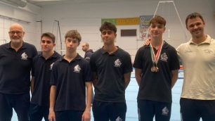 Belle prestazioni dei ginnasti brianzoli a Mortara dove si è tenuta la seconda prova del campionato regionale individuale Gold, categoria junior e senior di artistica. Gli atleti che hanno gareggiato nel concorso all-around hanno messo a reperto punteggi importanti e, tenuto conto dei risultati ottenuti nella prima prova ma soprattutto in base alle nuove regolamentazioni, sono stati ammessi alla fase nazionale. Nei promossi della categoria senior ci sono Riccardo Villa e Diego Vazzola (entrambi Pro Carate) nel cui palmares spiccano risultati prestigiosi in concorsi internazionali; inoltre Samuele Somaschini, Lorenzo Lazzari, Nicolò Alfieri tutti nella categoria Junior 2 e tesserati alla Sampietrina Seveso; nella Junior 1 ci sono altresì due ginnasti della Casati Arcore allenati da Valentina Boi e Marco Morandi. Sono Federico Trionfo Fineo classificatosi al quarto posto davanti al compagno di squadra Gabriele Penati. “Nonostante qualche errore nelle esecuzioni, con una caduta di Federico al corpo libero e di Gabriele al cavallo – spiega Valentina Boi - entrambi hanno mostrato grande talento e margini di miglioramento molto promettenti”. Anche sui singoli attrezzi i ginnasti brianzoli hanno confermato di possedere indubbie doti tecniche staccando il pass per la fase nazionale. Quattro sono quelli tesserati alla Casati Arcore: Isacco Miotti (Junior 2) nelle specialità corpo libero, volteggio parallele; quindi i senior Paolo Mollichelli (c.libero, anelli, sbarra), Daniele Perego (c.libero,cavallo, anelli), Alessio Villa (cavallo). Quattro sono della Pro Carate: Davide Scalvini (Junior 1) corpo libero, cavallo, volteggio, parallele; quindi i senior Simone Ratti, Matteo Fortuna e Marco Villa tutti al cavallo. Tre alla Sampietrina: Ludovico Frigerio (Junior 1) cavallo, anelli, sbarra, a seguire i senior Giacomo Arena (cavallo anelli), Tommaso Bulla (anelli, parallele, sbarra). L’elenco si completa con quattro ginnasti Junior 2^ Fascia della Pro Lissone: Alberto Nobili (c.libero, anelli, volteggio, parallele, sbarra), Francesco Manganaro (c.libero, anelli, volteggio); Daniele Casartelli (cavallo, parallele) e Dennis Vancheri che al cavallo e alle parallele ha aggiunto i pass per gareggiare negli anelli e sulla sbarra.