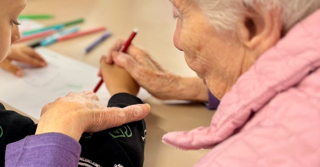 Bambini alla Rsa Besana di Meda per la festa dei nonni