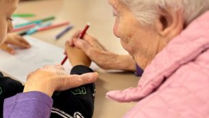 Bambini alla Rsa Besana di Meda per la festa dei nonni