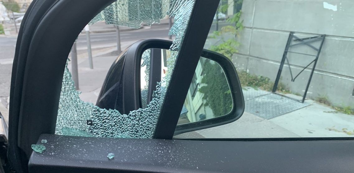 Ladri d'auto finestrino rotto