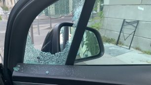 Ladri d'auto finestrino rotto