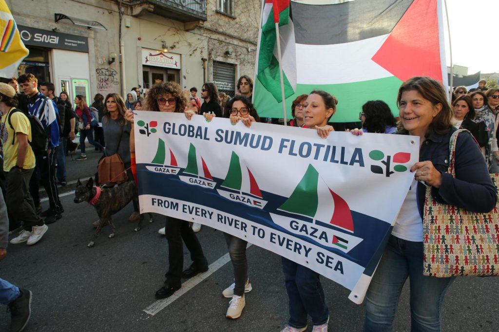 Monza manifestazione pace 2 ottobre 2025 striscione - foto Fabrizio Radaelli.jpeg