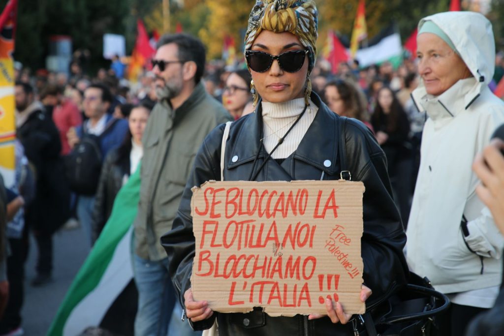 Monza manifestazione pace 2 ottobre cartello - foto Fabrizio Radaelli