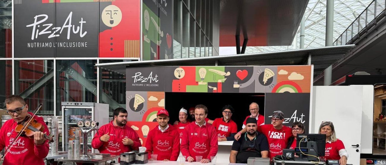 Pizzaut gruppo staff - foto Pizzaut Facebook
