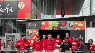 Pizzaut gruppo staff - foto Pizzaut Facebook