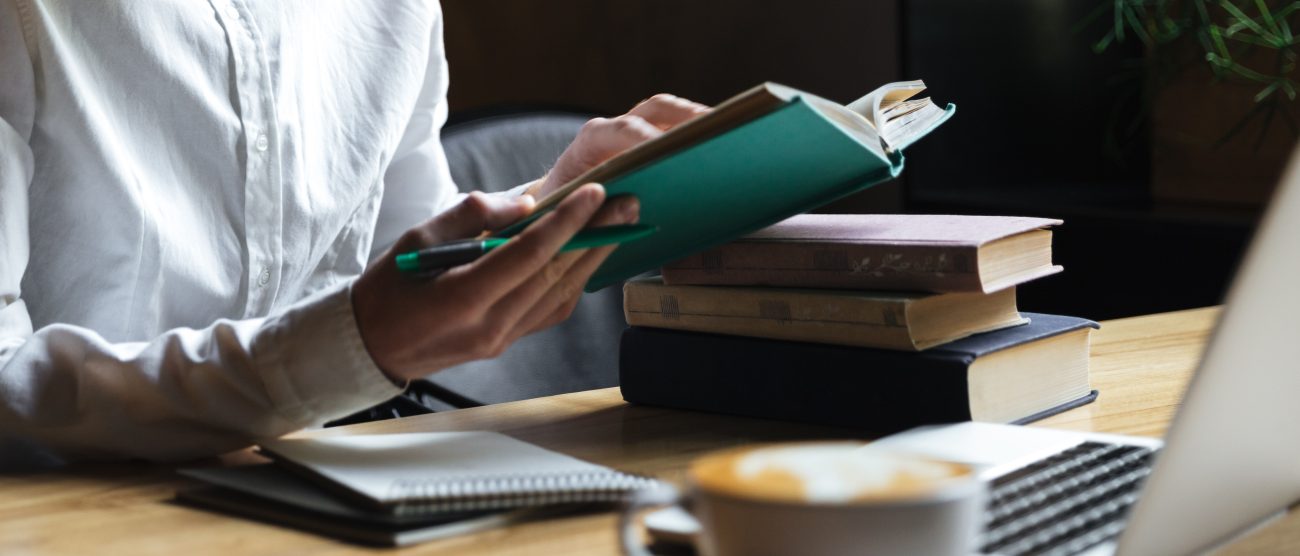 Studiare libri studio - foto Drobotdean/Freepik