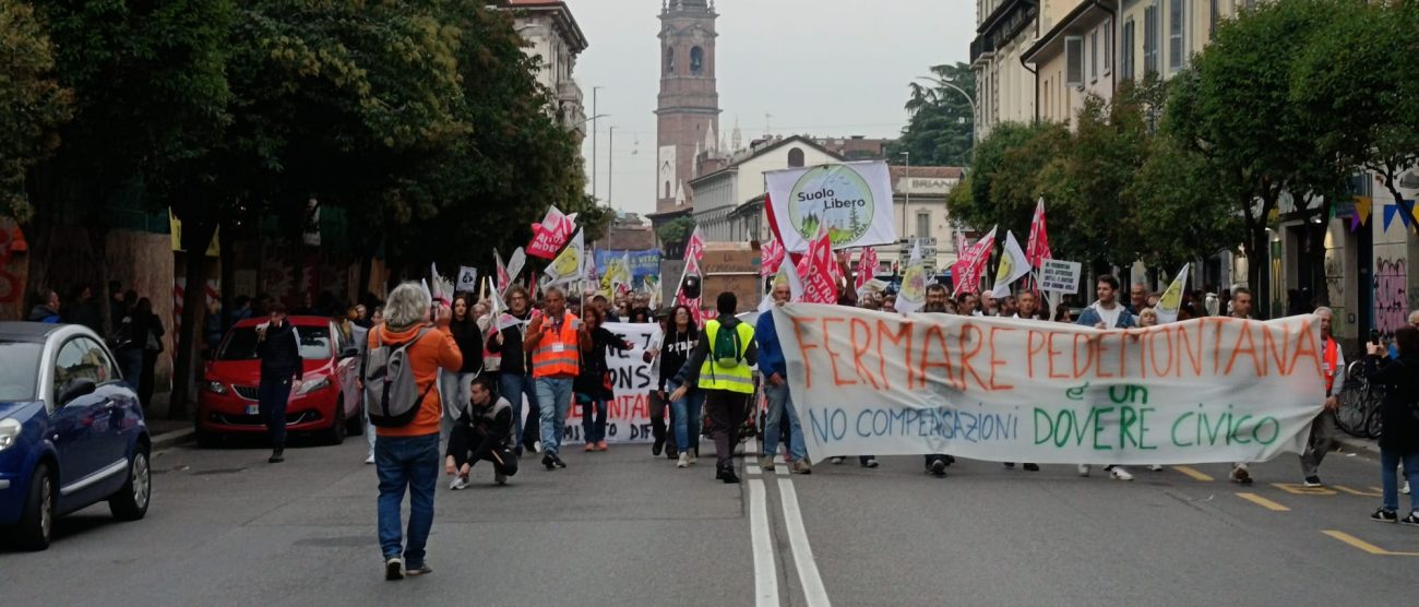 Il corteo No Pedemontana in centro a Monza