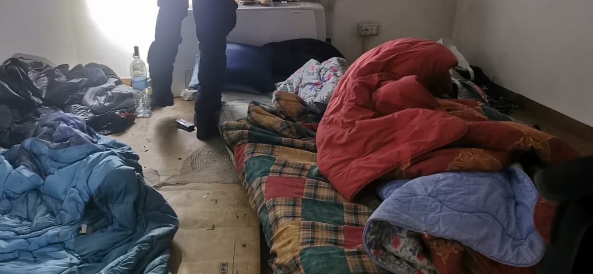 I giacigli di fortuna nello stabile comunale