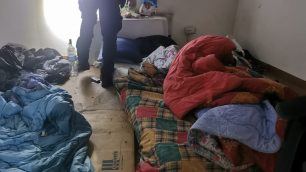 I giacigli di fortuna nello stabile comunale