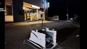 Uno dei bancomat fatti saltare