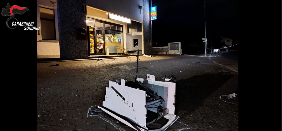 Uno dei bancomat fatti saltare