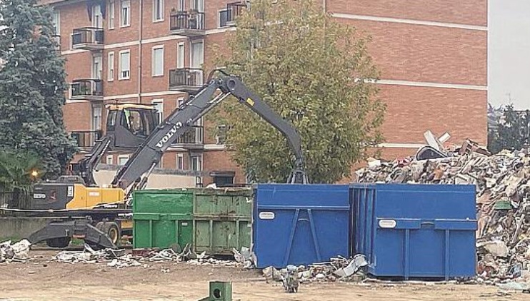 Operatori Bea al lavoro per la rimozione dei rifiuti
