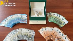Un orologio e denaro sequestrati dalle Fiamme gialle
