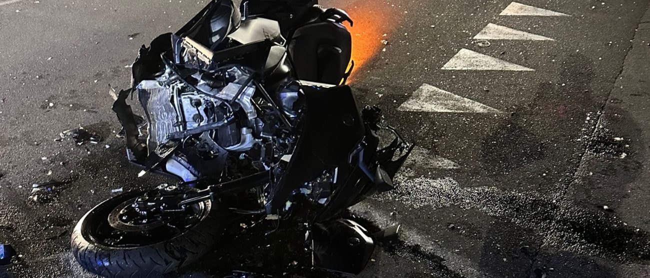 La moto su cui viaggiavano i ragazzi a Brugherio