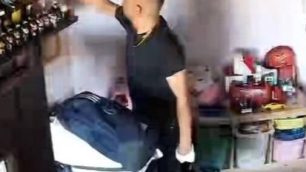 Un fotogramma del ladro in azione