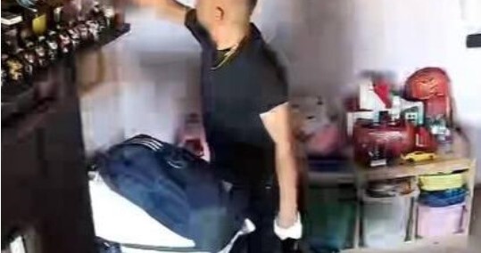 Un fotogramma del ladro in azione