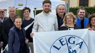 La consigliera Roberta Carena, a destra, dietro alla bandiera della Lega accanto a Alessandro Corbetta