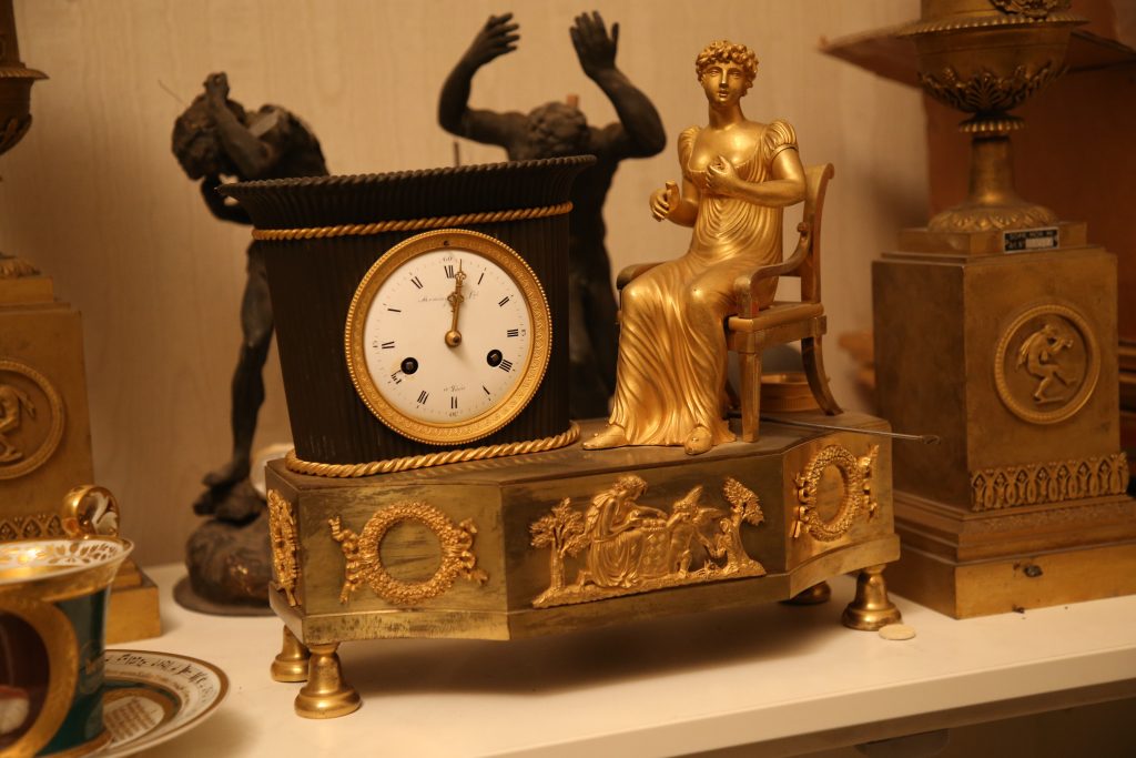 Alcuni degli oggetti e degli arredi tornati alla Villa reale di Monza