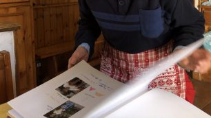 Sovico la maestra elementare che si prende cura del ragazzo di 27 anni - foto Pioltelli