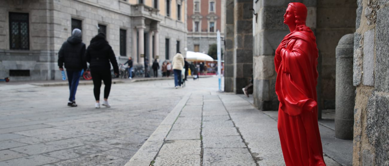Monza Giornata contro violenza sulle donne Madonna in piazza Roma Elend Zyma - foto Radaelli