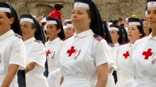 Crocerossine alla parata del 2 giugno a Roma nel 2006