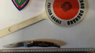 Paderno Dugnano polizia locale coltello sequestrato lite stradale