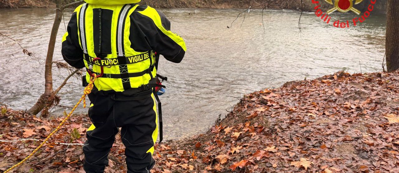 Un vigile del fuoco del Saf durante l'intervento nel Parco di Monza