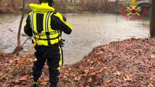 Un vigile del fuoco del Saf durante l'intervento nel Parco di Monza