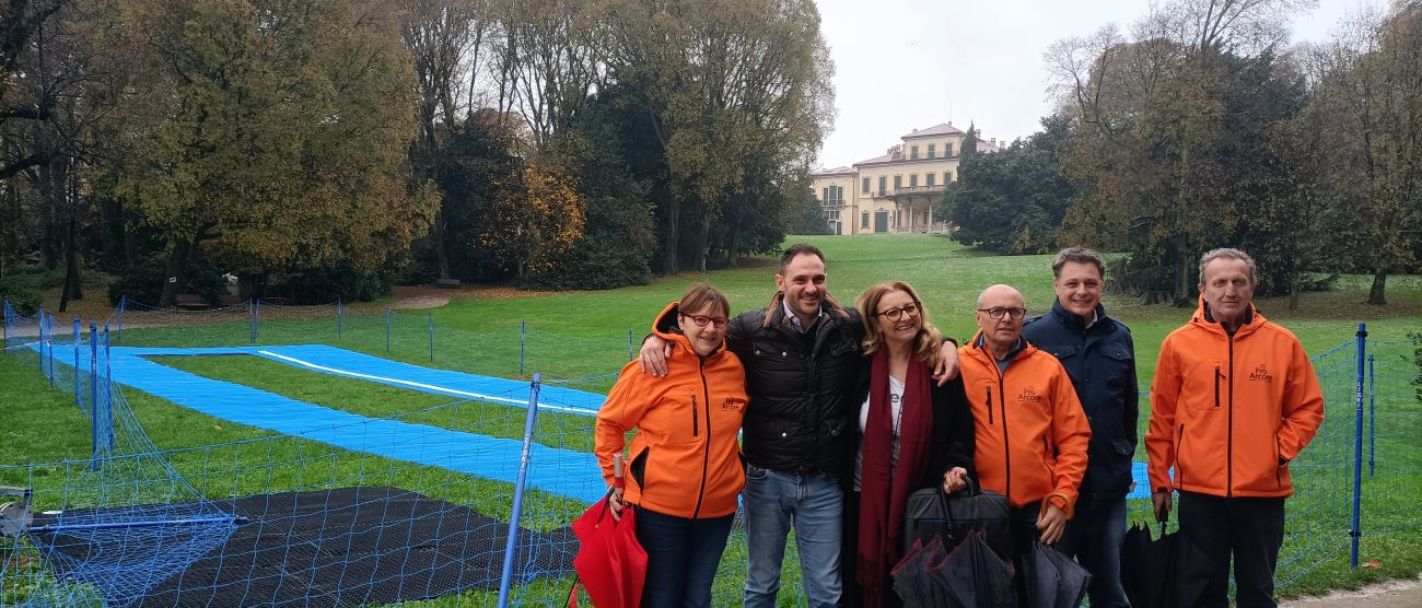 Arcore Natale pista sci di fondo I volontari della Proloco, l'assessore Malacrida e Giovanni Colombo, dirigente dell'ufficio promozione eventi