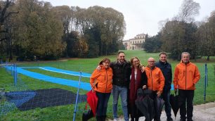 Arcore Natale pista sci di fondo I volontari della Proloco, l'assessore Malacrida e Giovanni Colombo, dirigente dell'ufficio promozione eventi