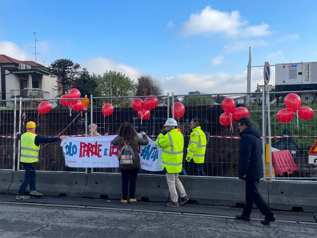 Citta metropolitana striscione su cantiere Contro violenza su donne