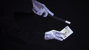 Mago magia illusionista