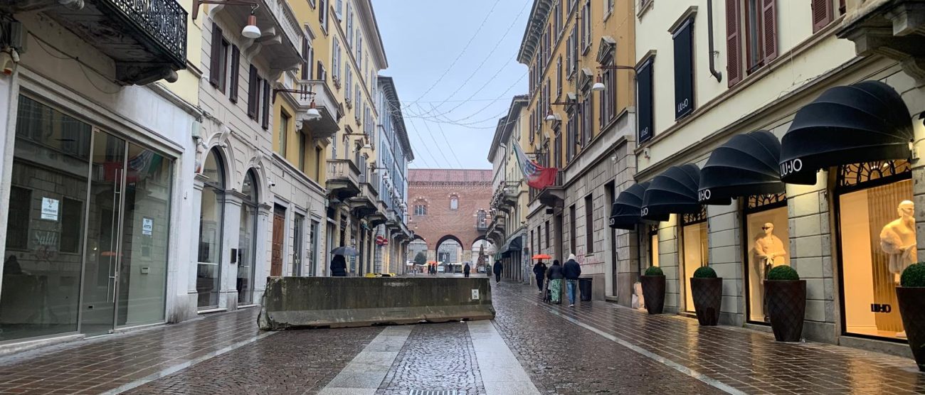 Monza Natale barriera anti terrorismo Vittorio Emanuele verso Arengario lunedì mattina 24 novembre