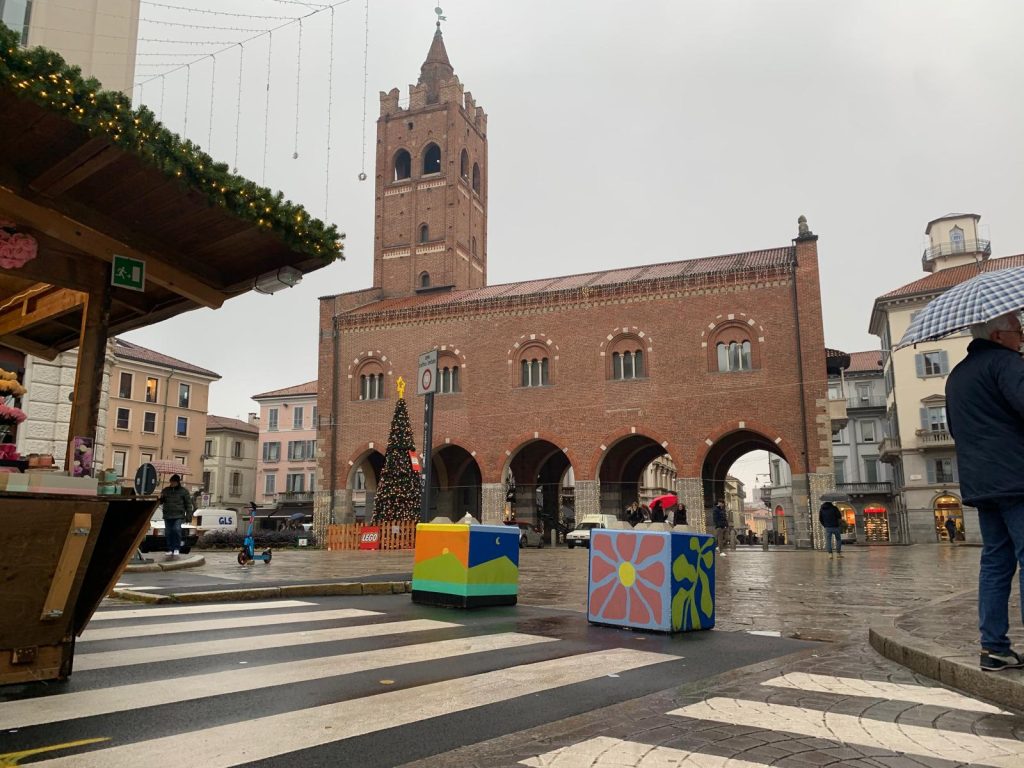Monza Natale barriera anti terrorismo colorate in piazza Roma lunedì mattina 24 novembre