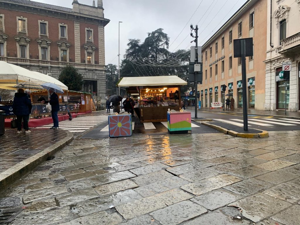 Monza Natale barriera anti terrorismo colorate piazza Roma verso mercatini