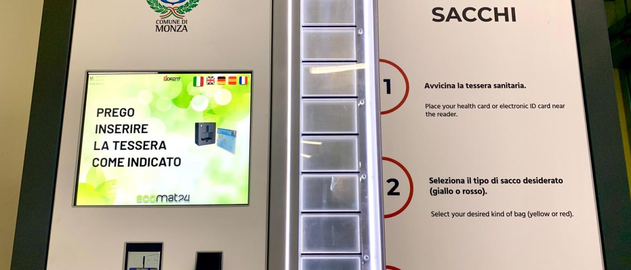 Monza distributore sacchi differenziata in funzione