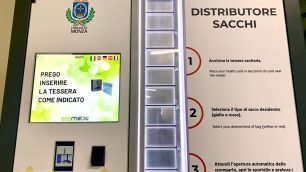 Monza distributore sacchi differenziata in funzione