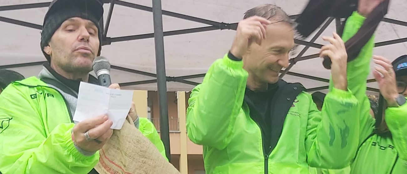 Federico Romani alla camminata mentre estrae i biglietti della lotteria